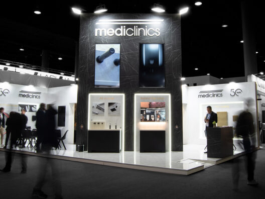 Eleve sus baños de alto tránsito a un nuevo estándar de rendimiento, diseño e higiene